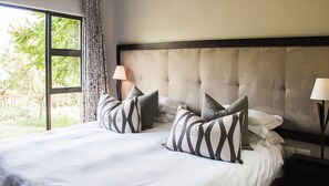 Quarto superluxo | Roupas de cama premium, cofres nos quartos, escrivaninha