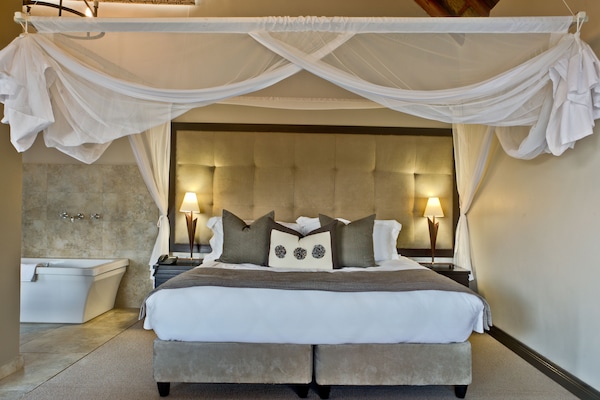 Kahden hengen executive-huone (yksi tai kaksi sänkyä) | Ylelliset vuodevaatteet, tallelokero huoneessa, työpöytä