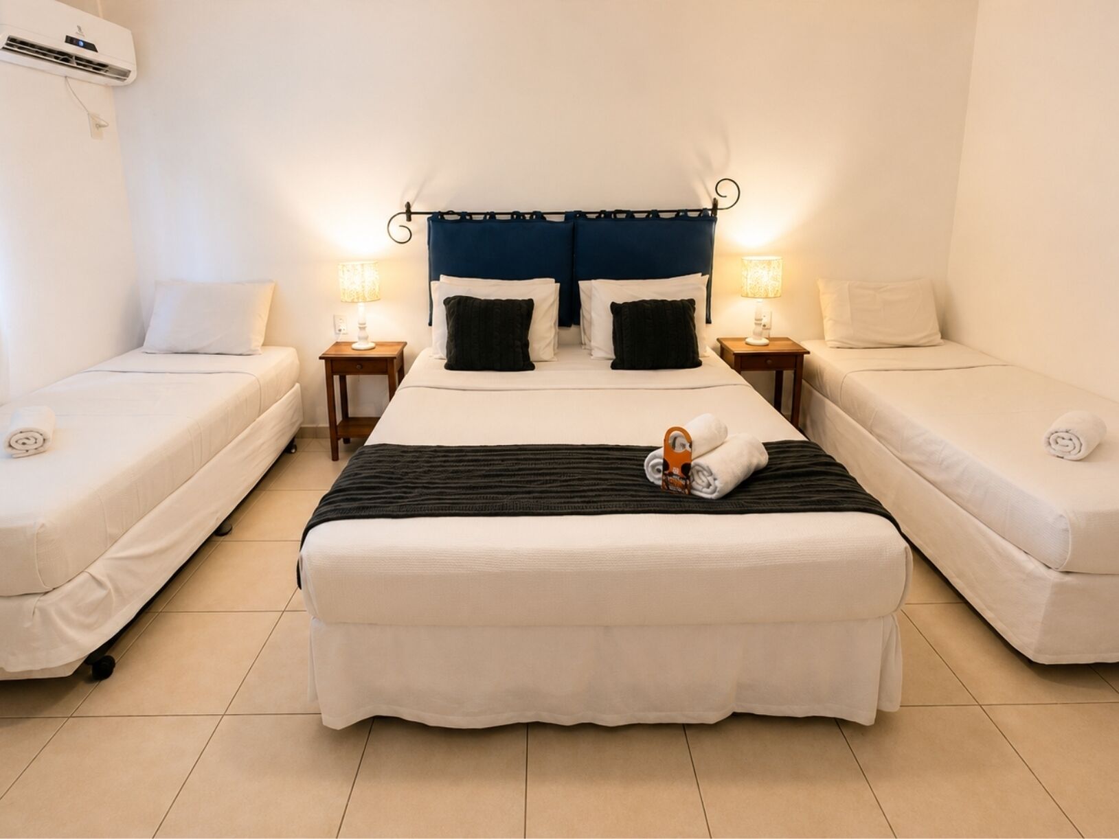 Suíte família, 1 quarto | Frigobar, Wi-Fi de cortesia, roupa de cama