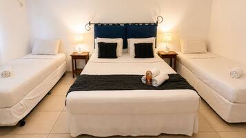 Suíte família, 1 quarto | Frigobar, Wi-Fi de cortesia, roupa de cama