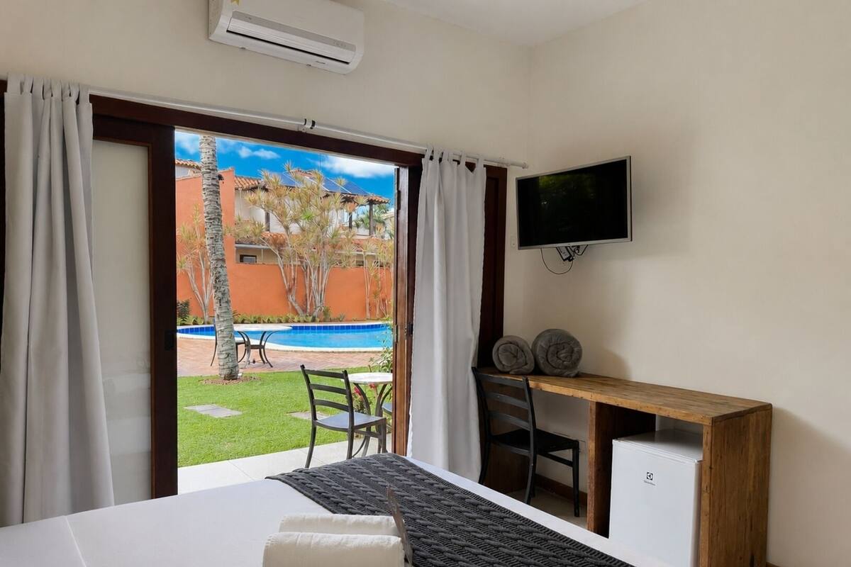 Suite  vista para a piscina | Minibar, WiFi (free), bed sheets