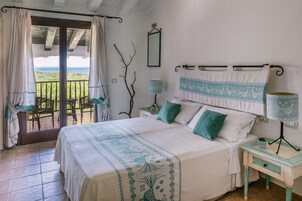 Caja de seguridad en la habitación y ropa de cama