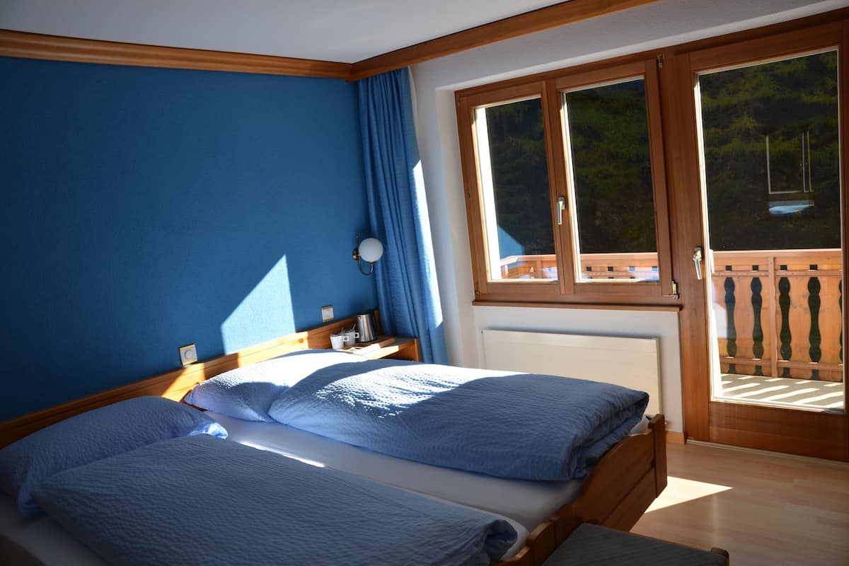 Chambre économique double ou avec lits jumeaux (Ost/West) | Coffre-fort, bureau, accÚs au Wi-Fi (inclus), literie fournie
