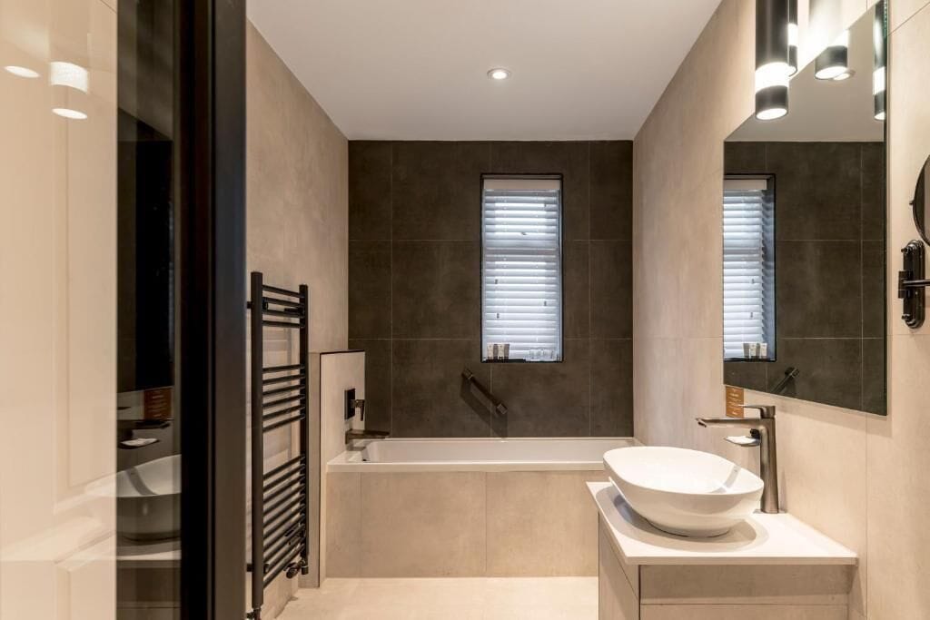 deluxe double or twin room | bathroom | free toiletries, hair dryer, towels