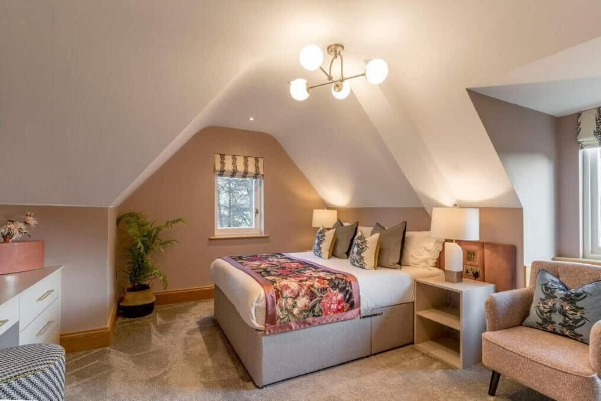 Deluxe kamer, 1 twee- of 2 eenpersoonsbedden | Individueel gedecoreerd, een bureau, gratis wifi, beddengoed
