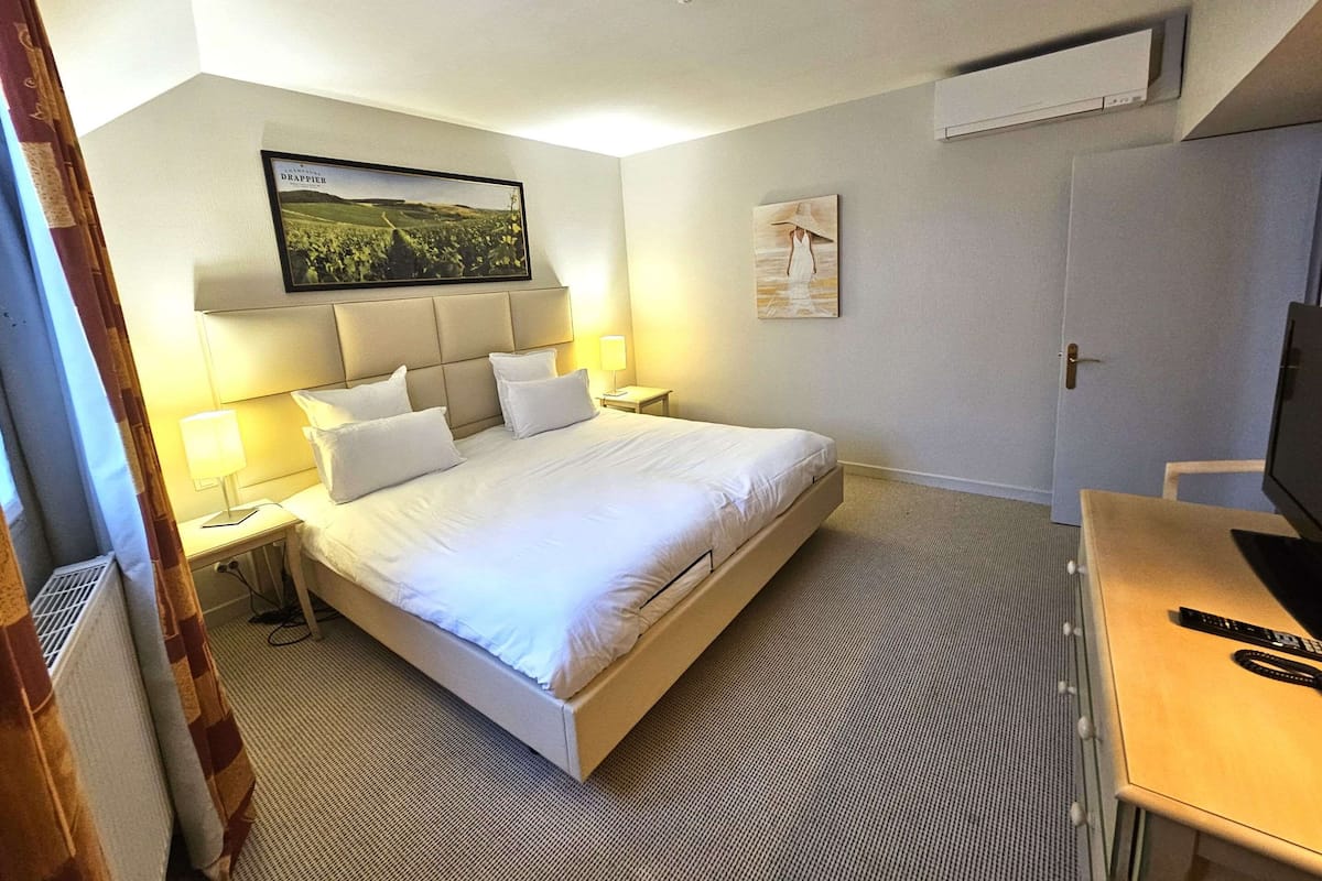 Individually decorated, WiFi, bed sheets