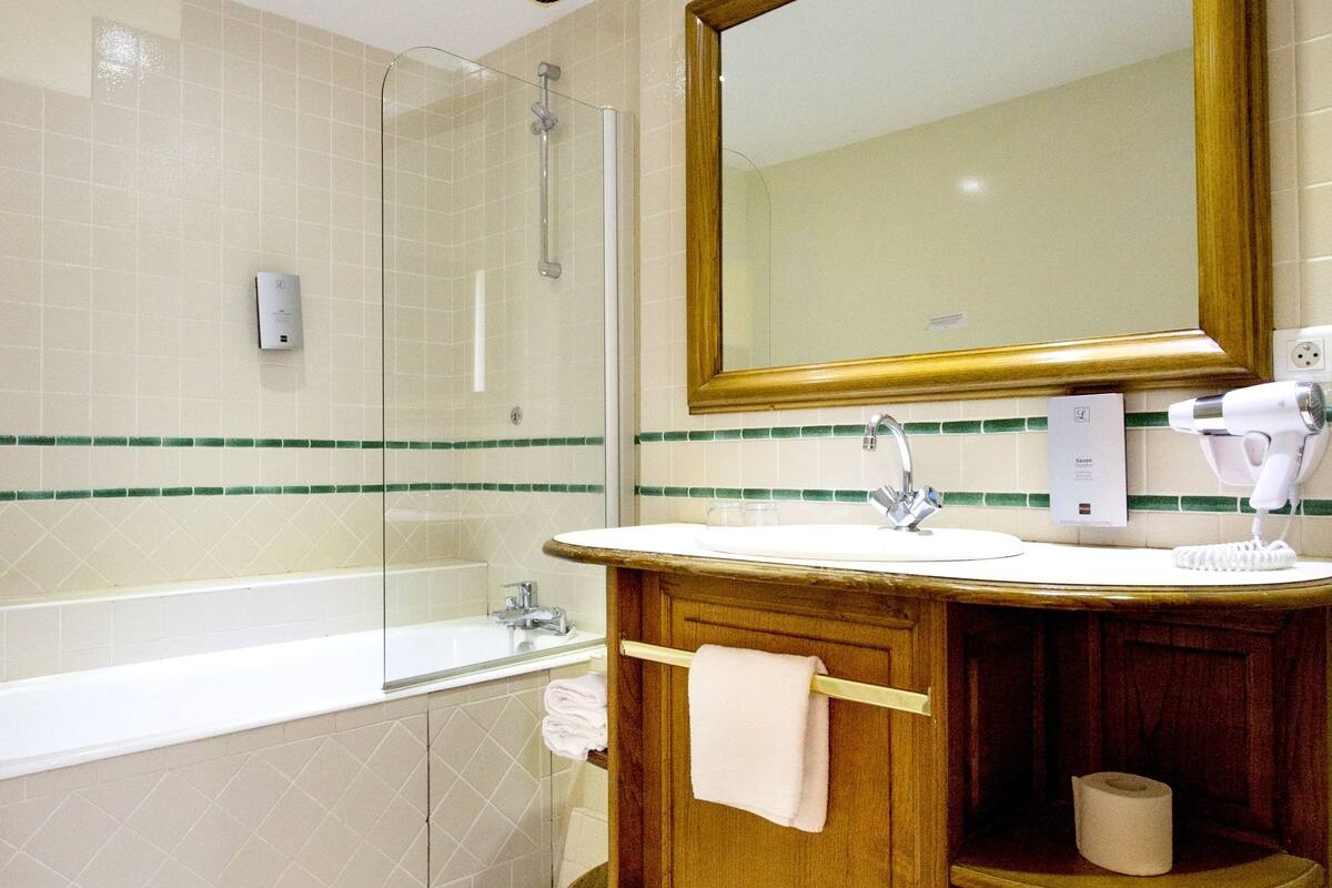 free toiletries, hair dryer