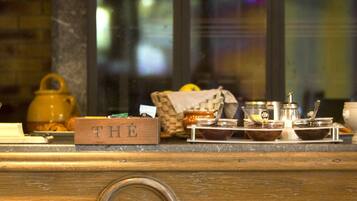 Petit déjeuner buffet (8 EUR par personne)