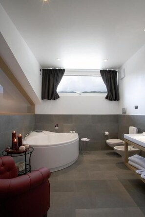 Deluxe-Zimmer | Badezimmer | Dusche, Haartrockner, Bademäntel, Hausschuhe