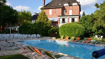 Piscine extérieure, chaises longues
