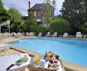 Alberca al aire libre, acceso de 08:00 a 23:00, y camastros