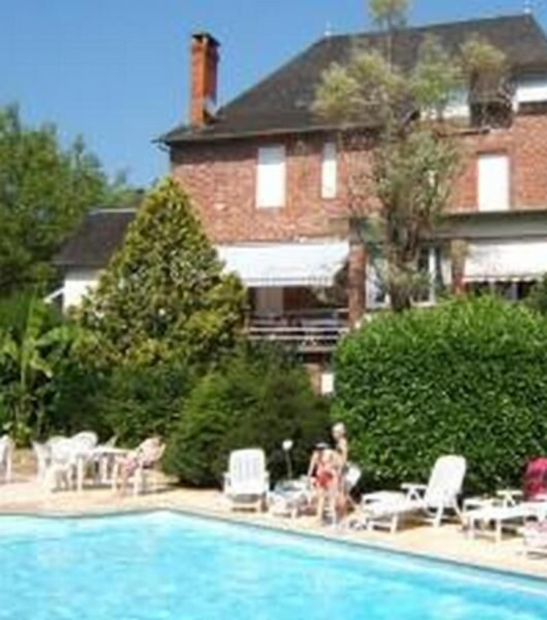 outdoor pool, open 8:00 am to 11:00 pm, pool loungers