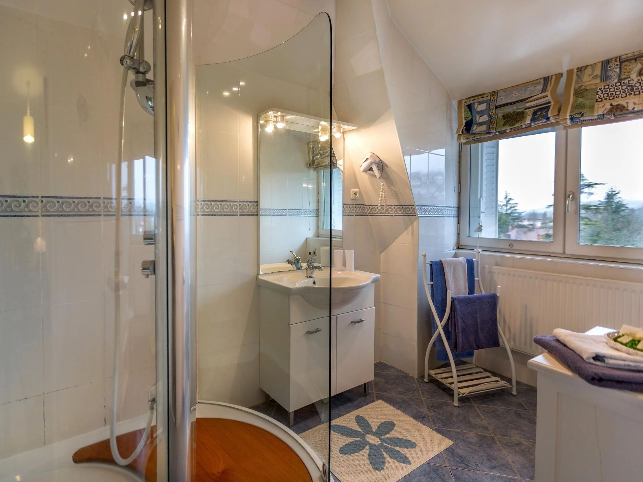 superior double room | bathroom | towels