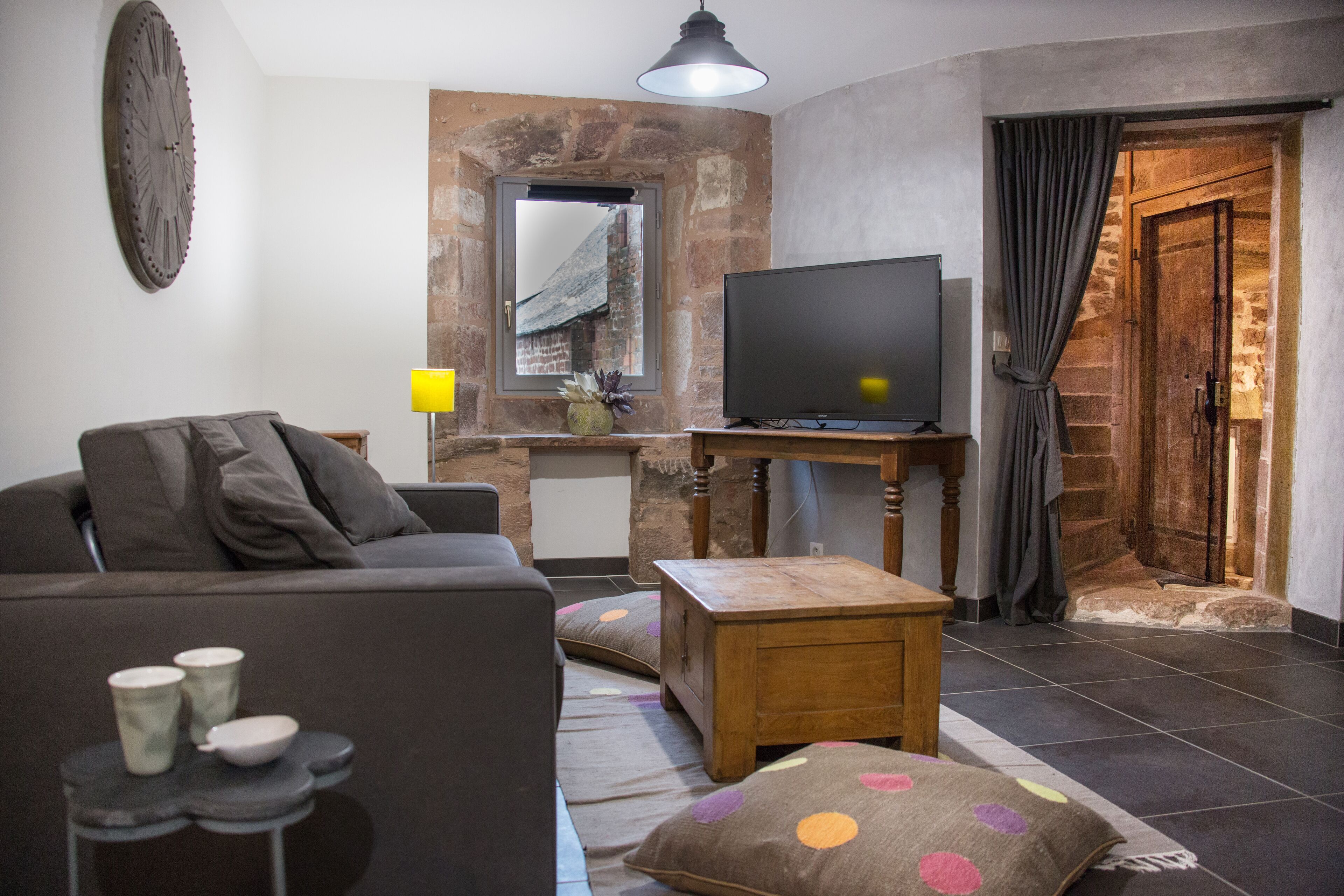 comfort apartment | living area | flat-screen tv