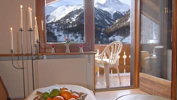 Standard Apartment, Mountain View | Living room | TV