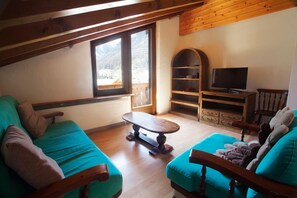 Apartament estàndard, vistes a la muntanya | Sala d'estar | Televisor