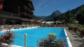 2 piscines couvertes, piscine extérieure (ouverte en saison)