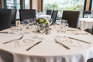 Breakfast, lunch and dinner served - Hôtel Club le Crêt (Morzine)