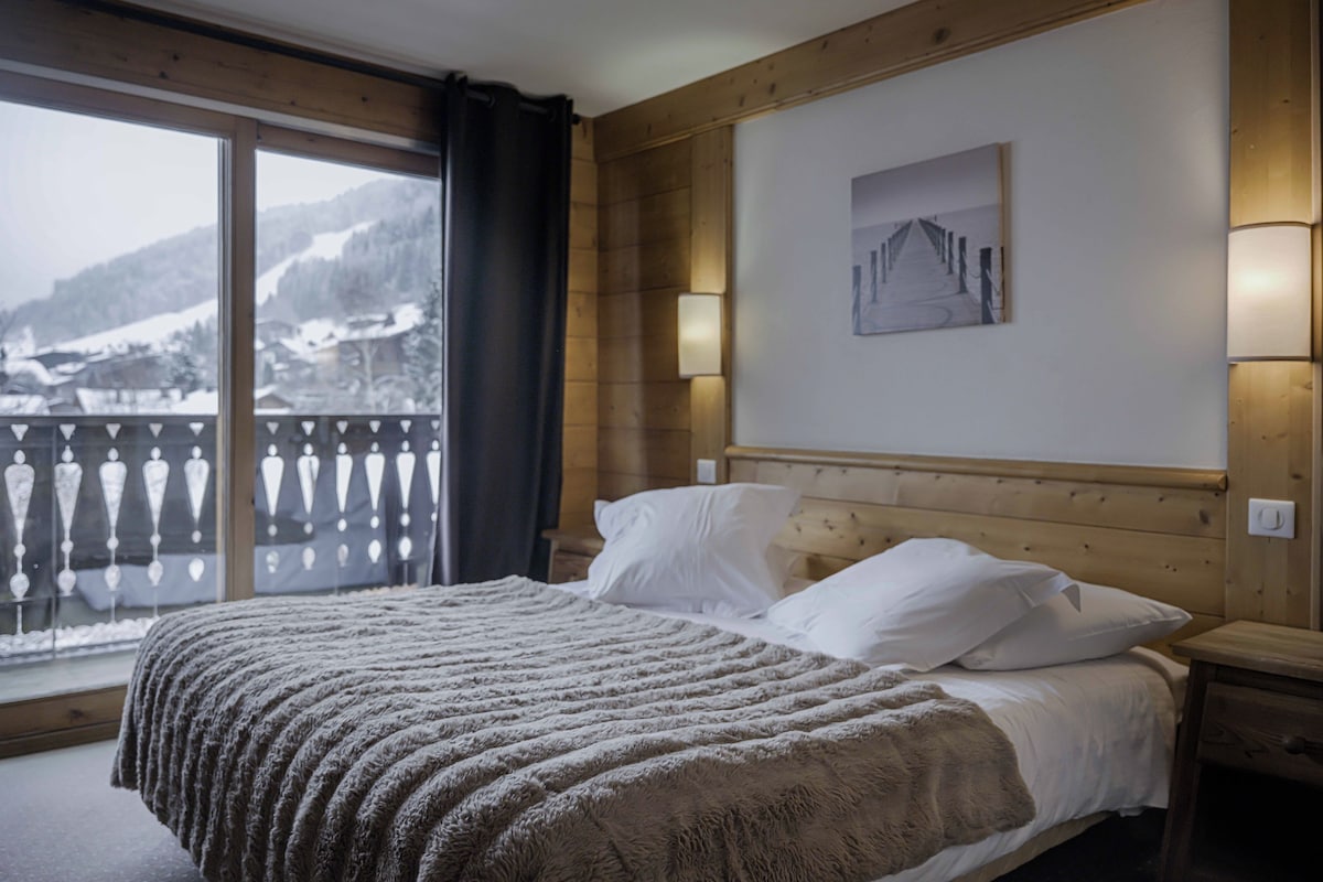 In-room safe, WiFi (free), bed sheets