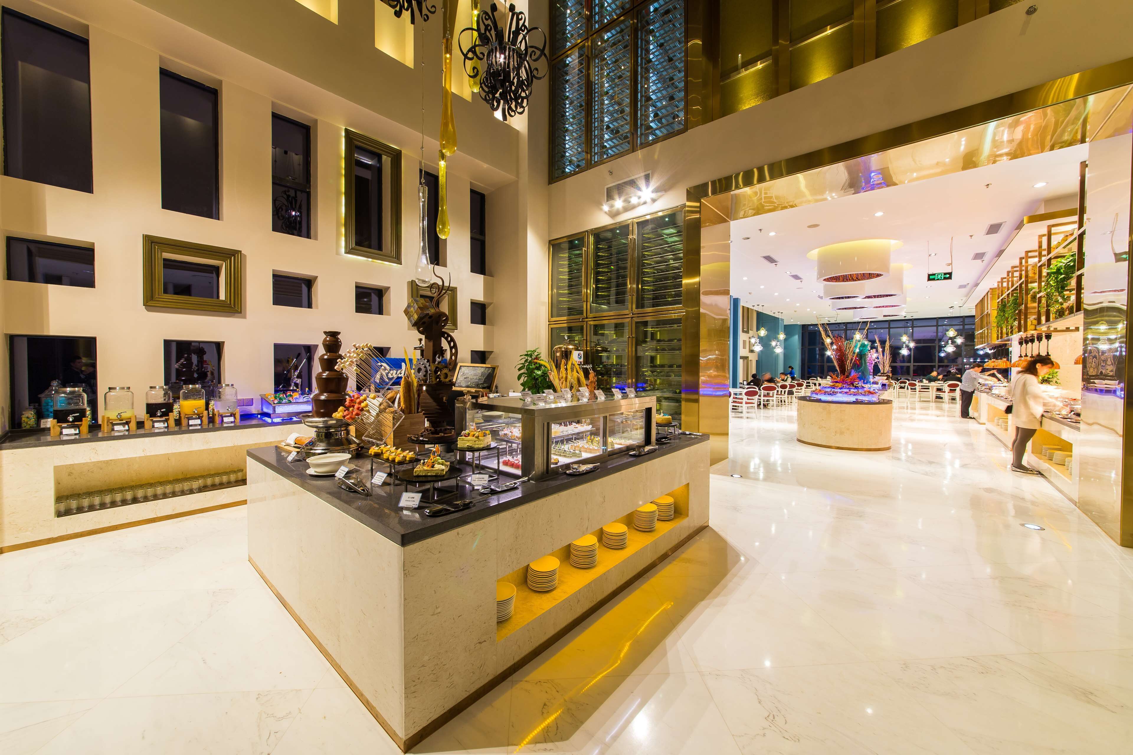 Breakfast (CNY 88 per person)