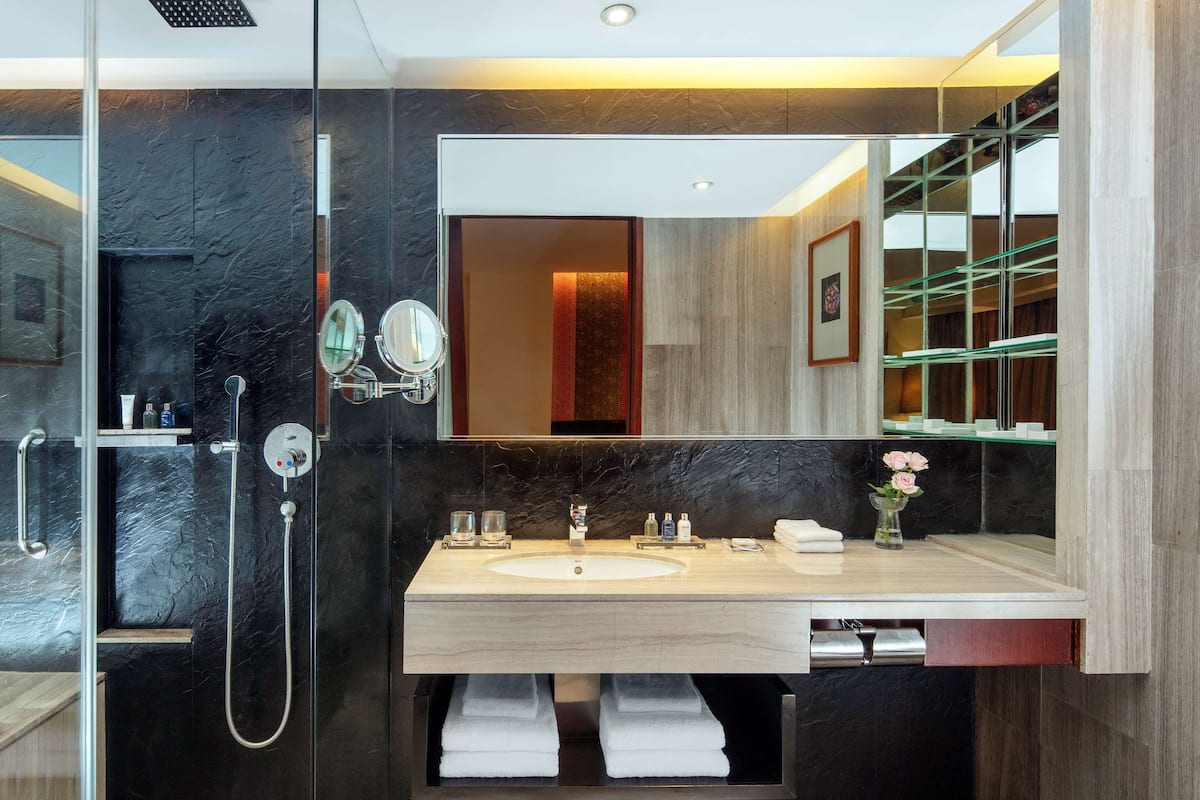 Separate bathtub and shower, deep-soaking bathtub, rainfall showerhead