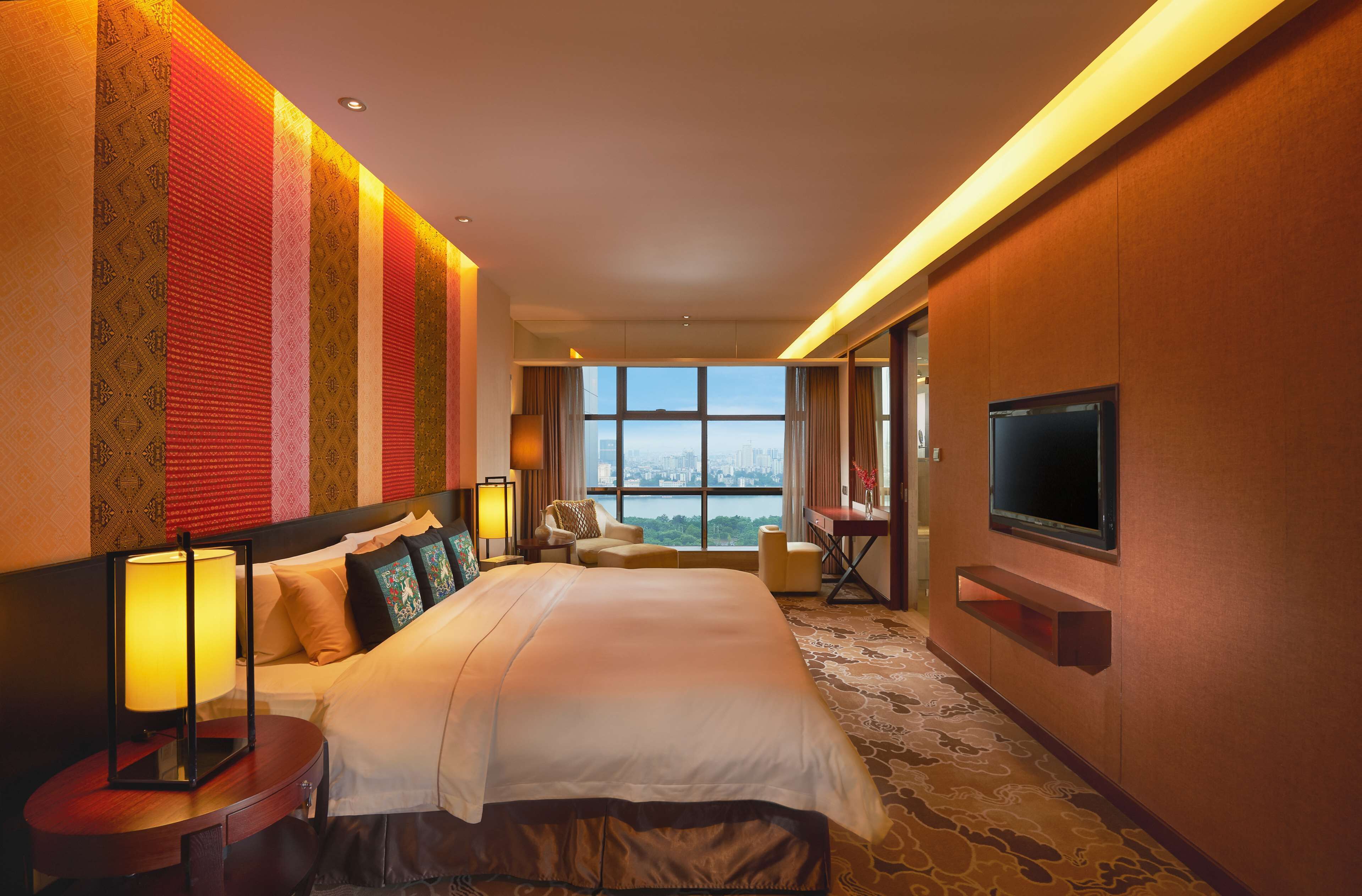 高級寢具、羽絨被、特厚豪華床墊、迷你吧