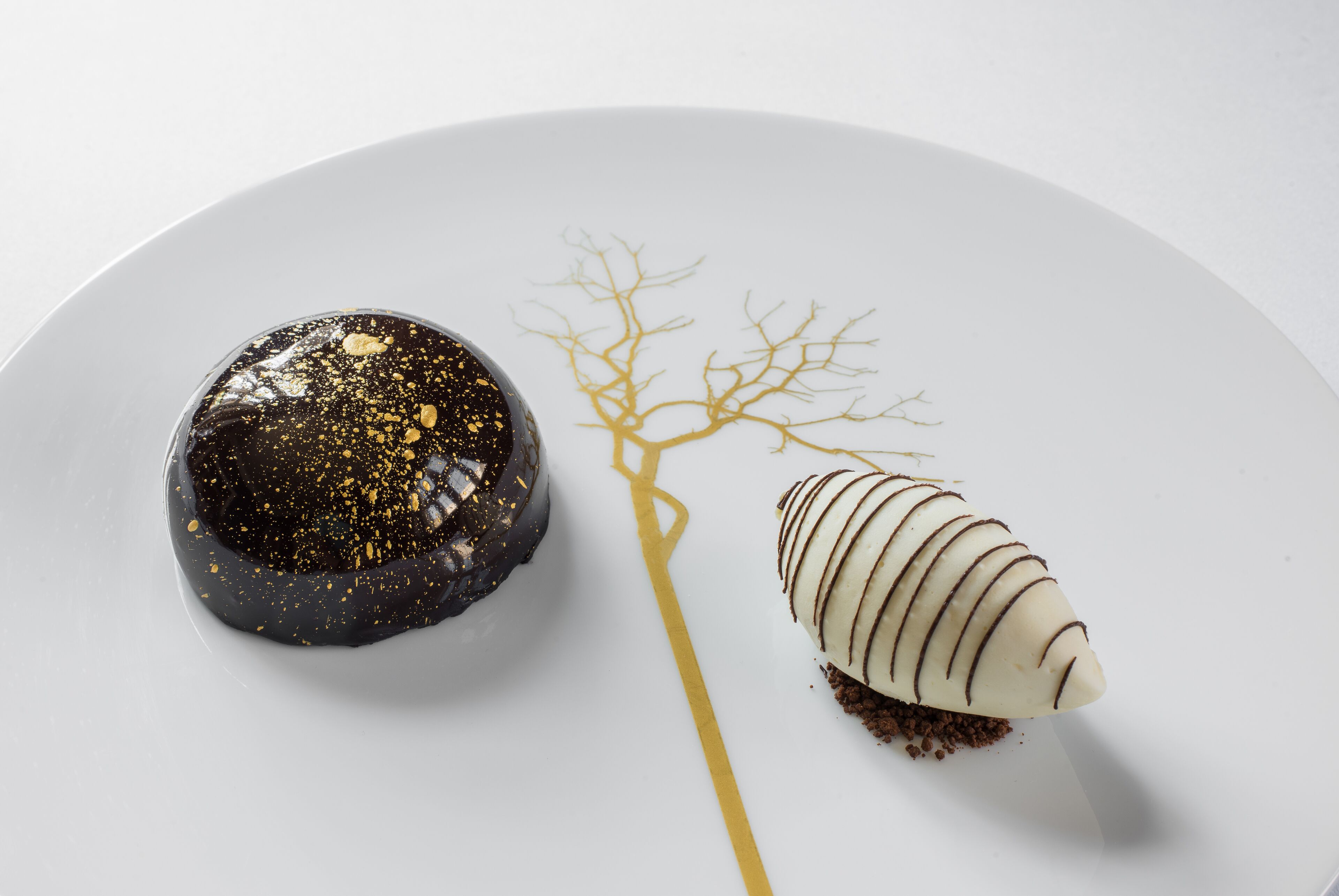 En dessert presenterad på en tallrik med en minimalistisk design.