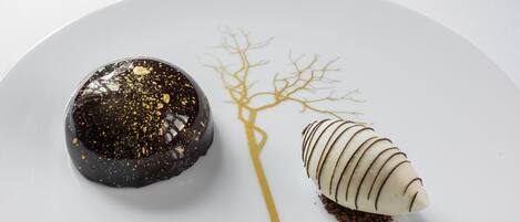 En dessert presenterad på en tallrik med en minimalistisk design.