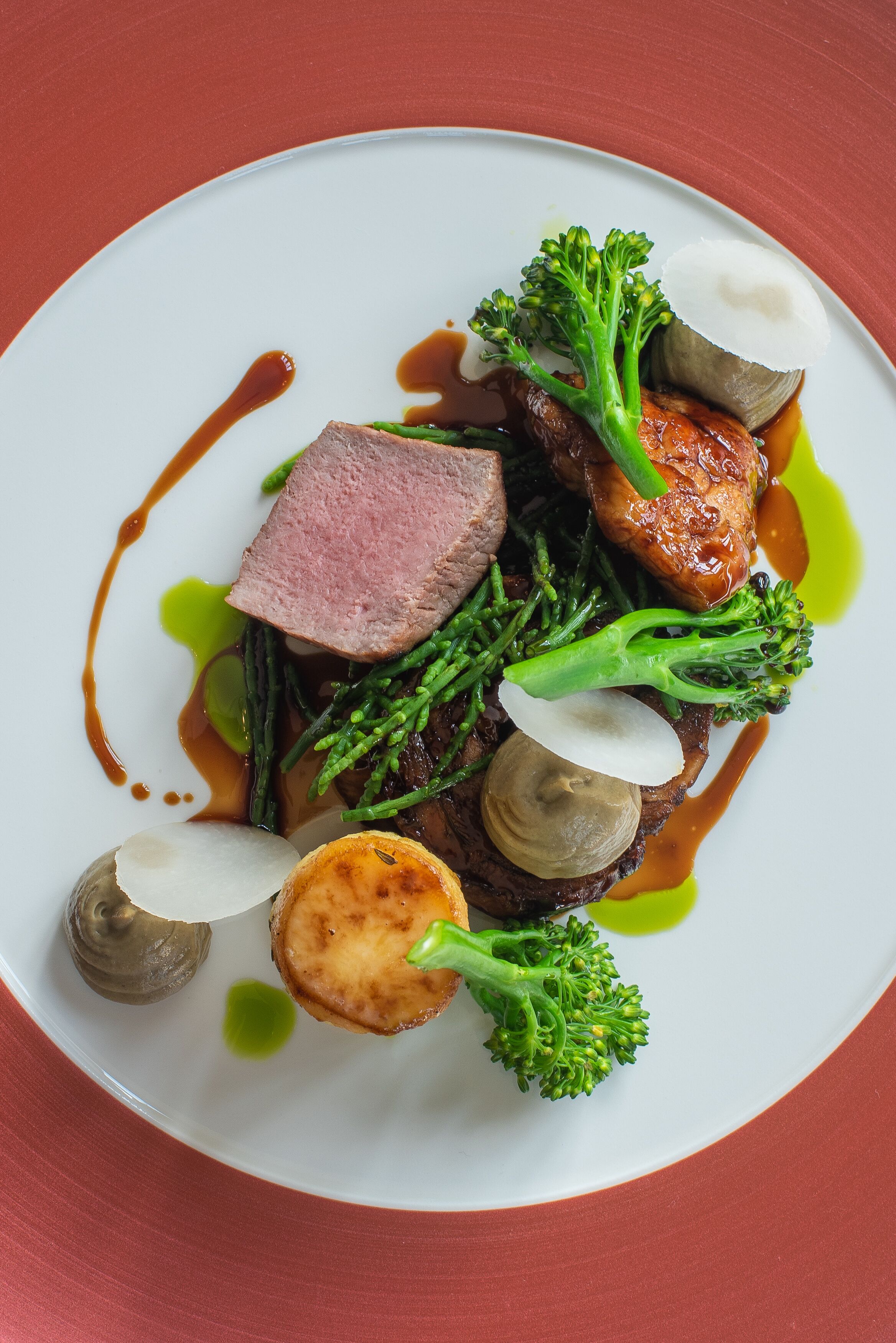 Une assiette de nourriture contenant divers légumes et de la viande.
