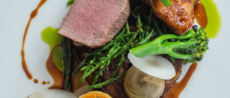 A plate of food with various vegetables and meat.