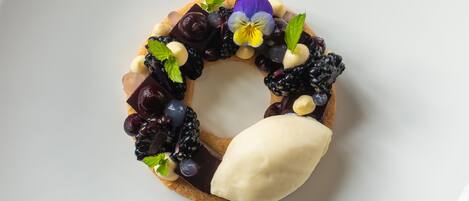 Un postre sobre un plato blanco.