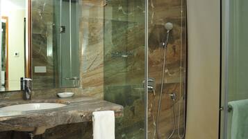 Habitación Deluxe | Baño | Regadera, amenidades de baño gratuitas, secadora de cabello, batas