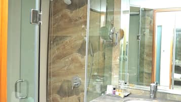 Deluxe room | Bathroom | Shower, free toiletries, hair dryer, bathrobes