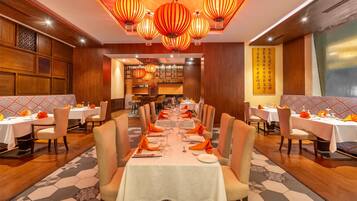 3 restaurants; breakfast, lunch, dinner, and brunch served