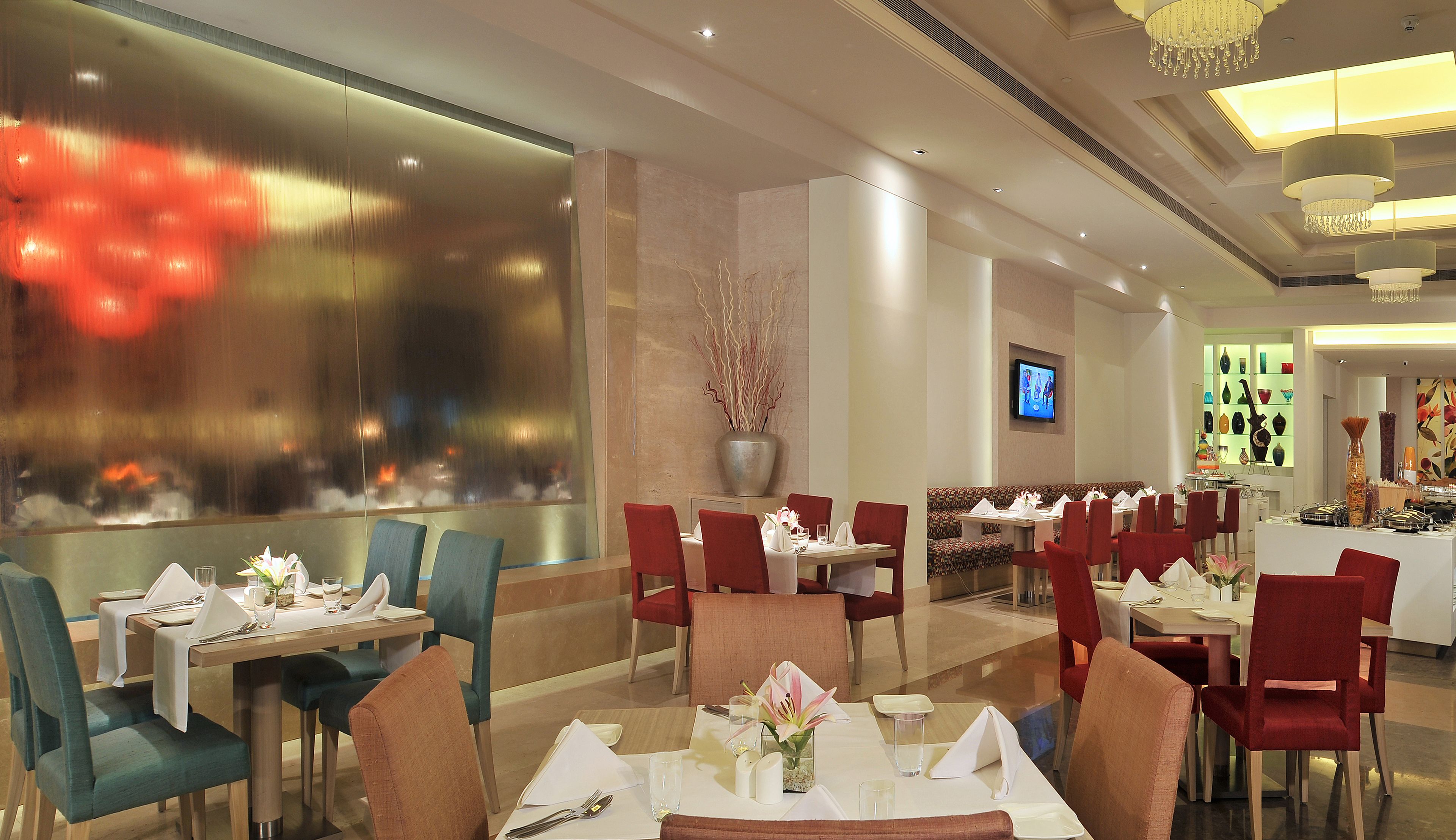3 restaurants; breakfast, lunch, dinner and brunch served 