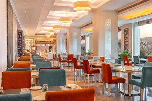 3 間餐廳，供應早餐、午餐和晚餐，亞洲料理