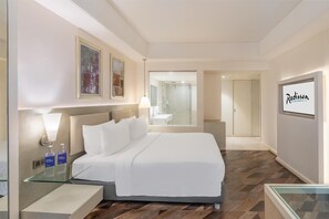 Premium bedding, minibar, in-room safe, desk - Radisson Hyderabad Hitec City (Hyderabad)