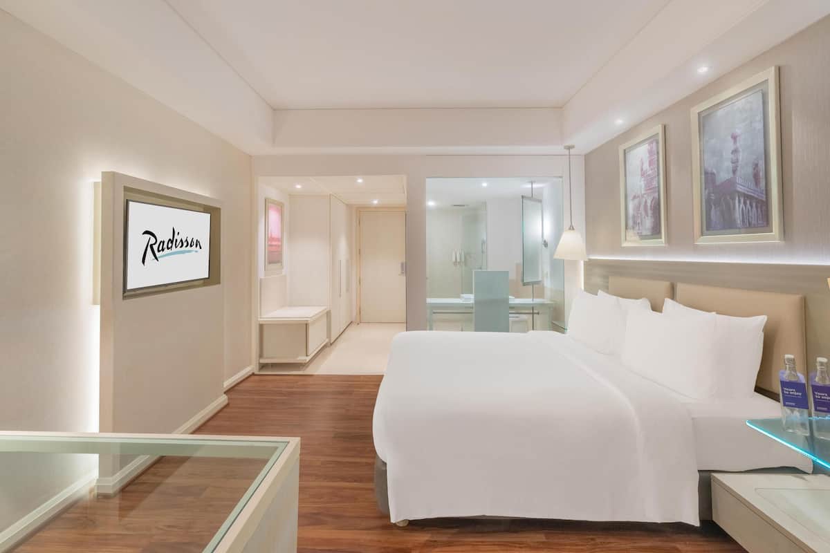 Premium bedding, minibar, in-room safe, desk