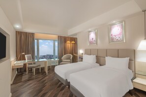 Premium bedding, minibar, in-room safe, desk - Radisson Hyderabad Hitec City (Hyderabad)