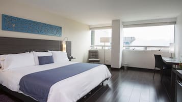 Standard-huone, 1 suuri parisänky | Ylelliset vuodevaatteet, minibaari, tallelokero huoneessa, työpöytä