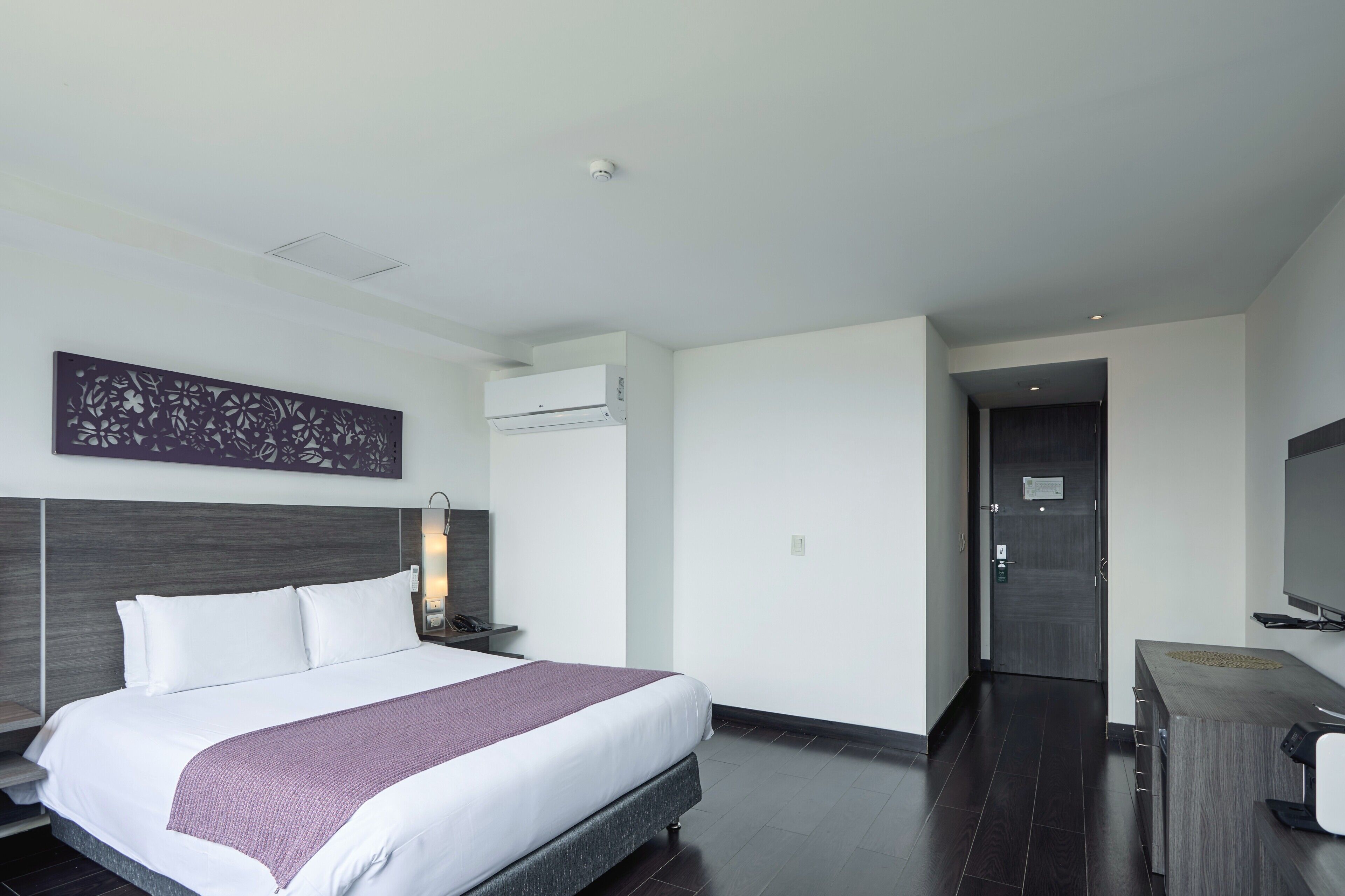 Standard Room, 1 Queen Bed | Premium bedding, minibar, in-room safe, desk