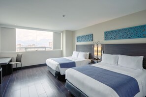 Standard Room, 2 Queen Beds | Premium bedding, minibar, in-room safe, desk - Hotel BH El Poblado (Medellín)