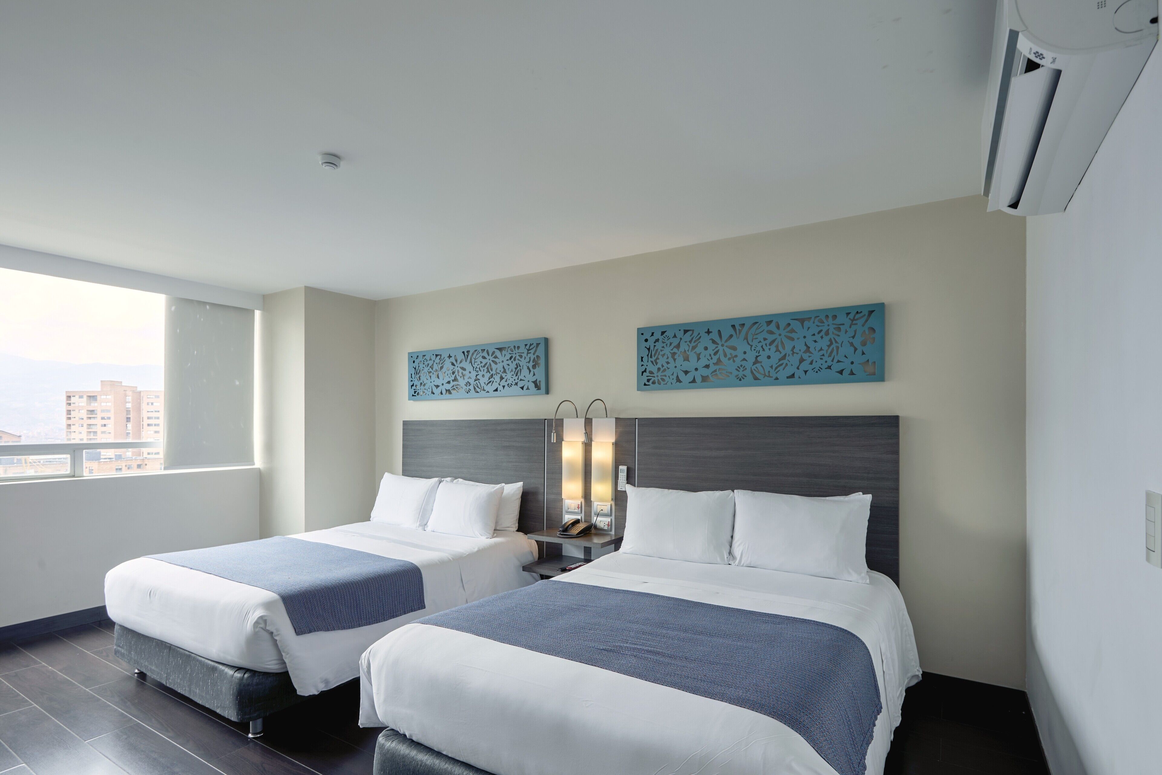Habitación estándar, 2 camas Queen size | Ropa de cama de alta calidad y minibar 