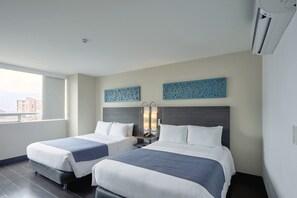 Standard Room, 2 Queen Beds | Premium bedding, minibar, in-room safe, desk - Hotel BH El Poblado (Medellín)