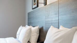 Hypo-allergenic bedding available, desk, laptop workspace - The Lodge Red Hook (Brooklyn)