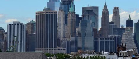 Un horizonte urbano con edificios modernos y un tren al frente.
