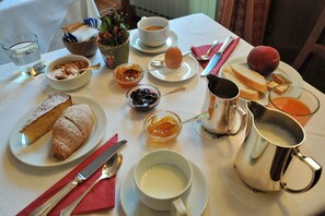 Free daily buffet breakfast  - Hotel Du Grand Paradis - 1899 Auberge Boutique (Cogne)