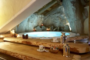 Indoor spa tub - Hotel Du Grand Paradis - 1899 Auberge Boutique (Cogne)