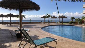 Kolam renang outdoor, dengan kursi berjemur