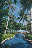 Piscina externa, funciona das 7h30 às 18h, guarda-sóis, espreguiçadeiras